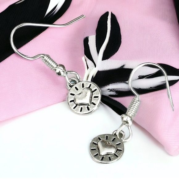 5 For $25💫Cute Small Groovy Heart Dangles Earrings - Picture 1 of 6